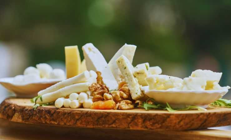 formaggio da aperitivo su tegliere