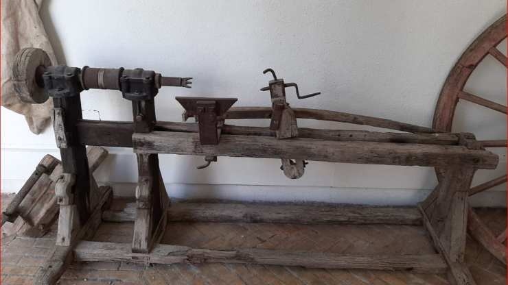 un vecchio strumento in un museo