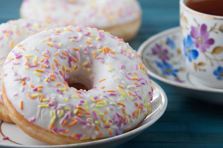 ciambelle glassate e tazza di tè