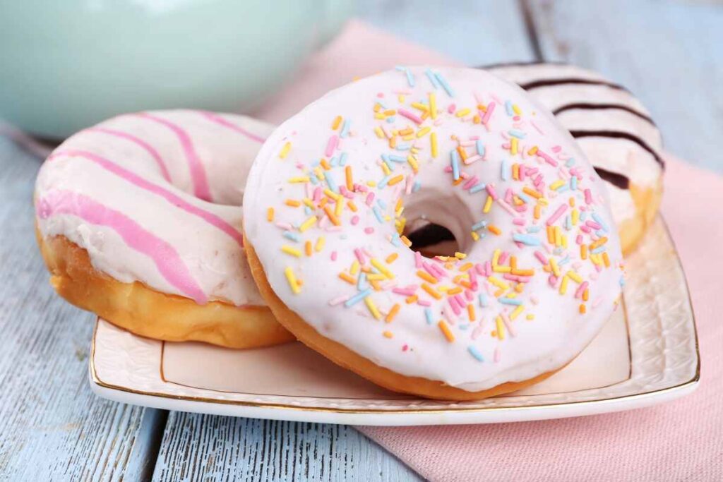 ciambelle glassate nel piatto