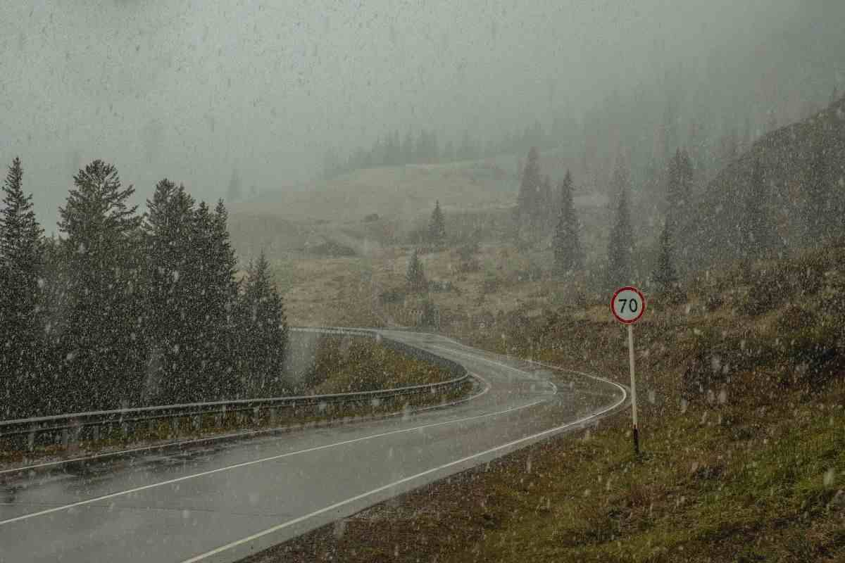 Zona di montagna bagnata dalla pioggia
