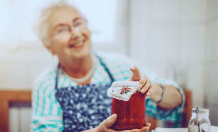donna anziana con conserva
