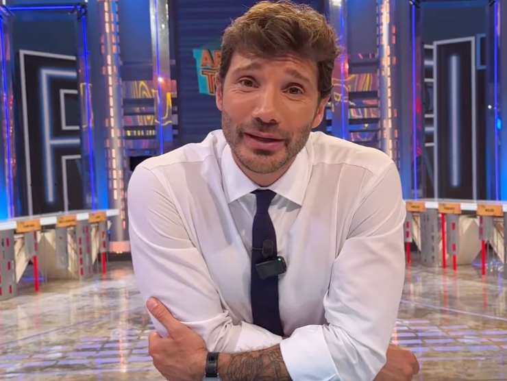 stefano de martino nello studio di affari tuoi 