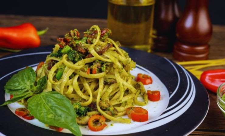 un piatto di spaghetti con le verdure