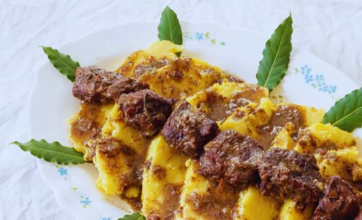 stufato di cinghiale con la polenta