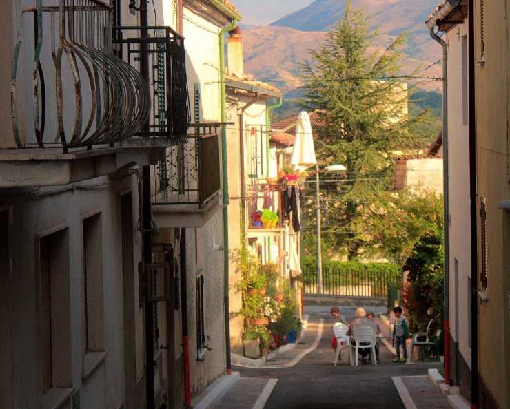 stradina caratteristica con paesaggio in fondo
