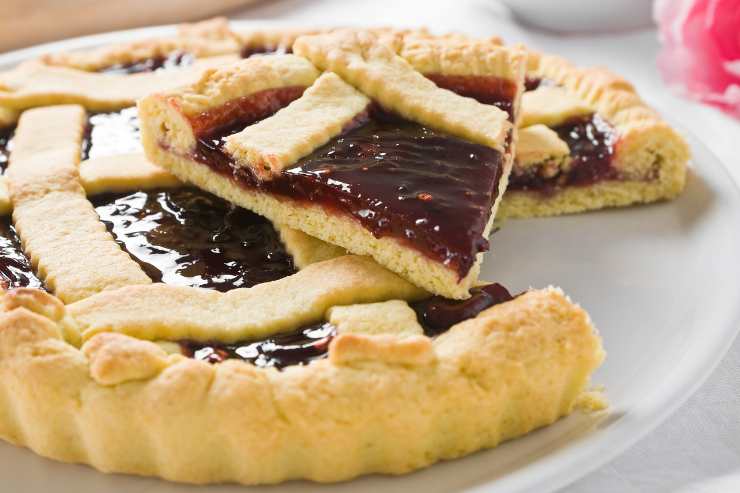 fetta di crostata sopra la crostata intera