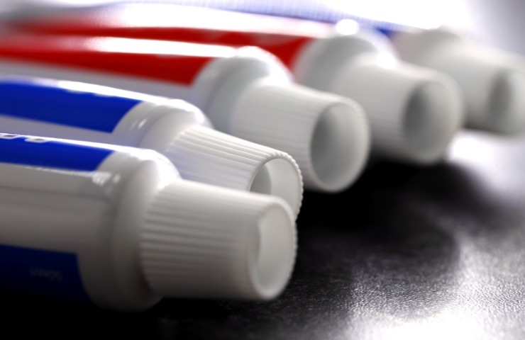 tubetti di dentifricio