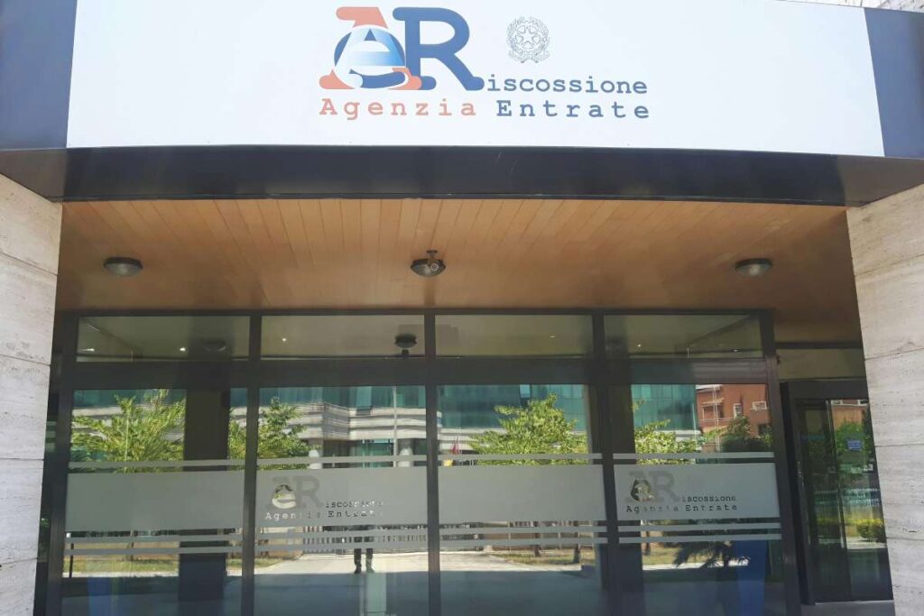 facciata esterno di un ufficio dell'agenzia delle entrate