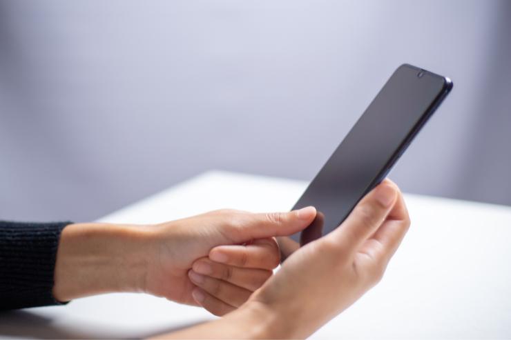 mani che reggono uno smartphone