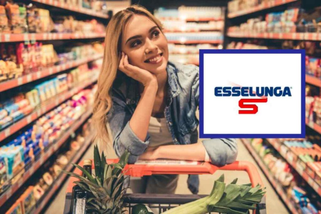 donna al supermercato con il carrello pieno