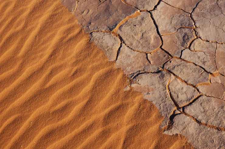 terreno desertificato con roccia e sabbia