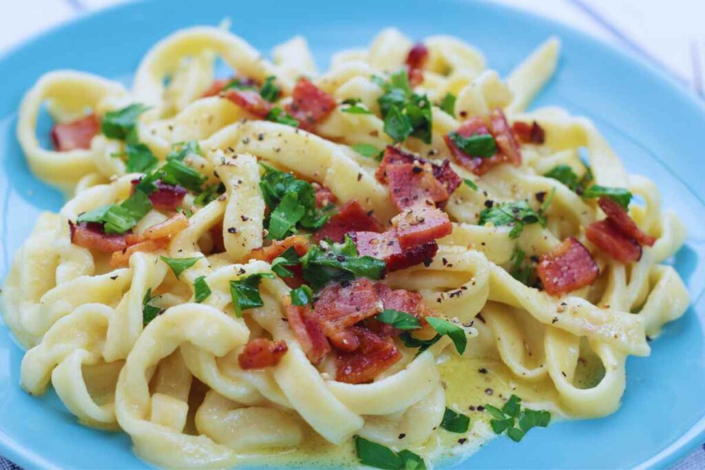 piatto di fettuccine con pancetta