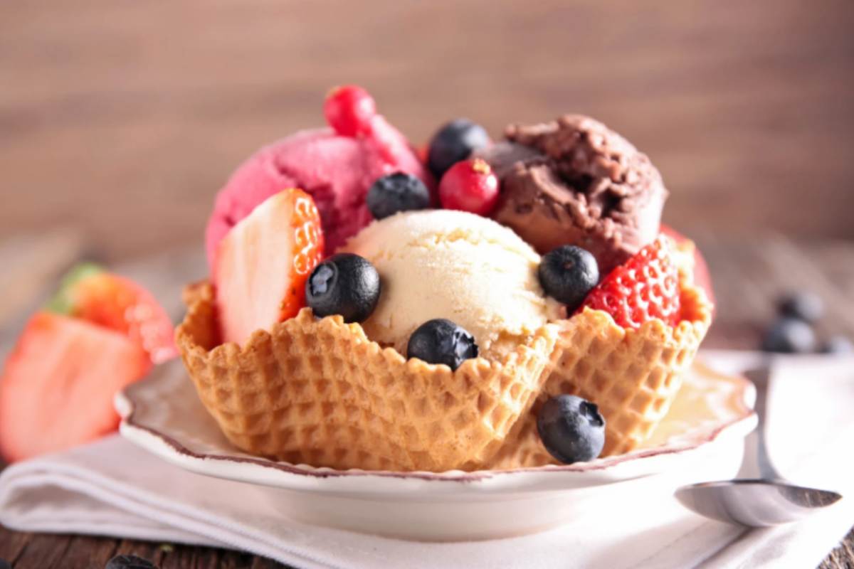 coppa di cialda ripiena di gelato e frutta