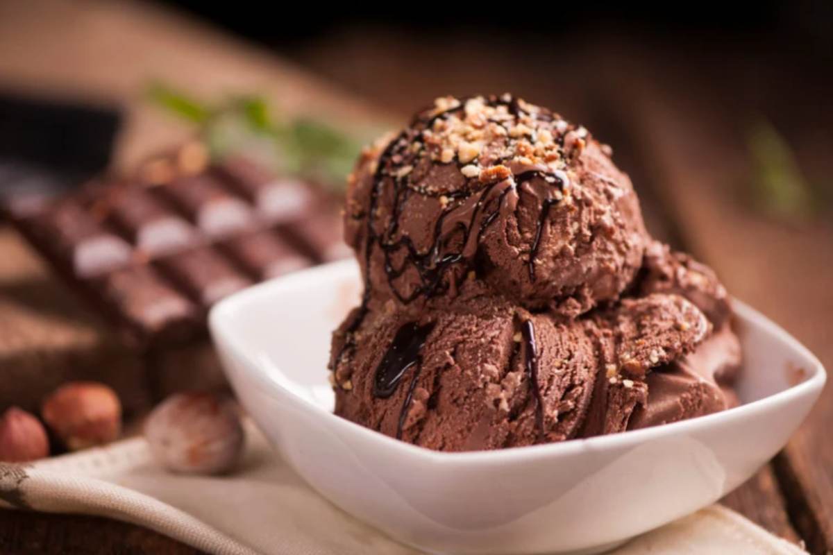 palline di gelato al cioccolato in una ciotola