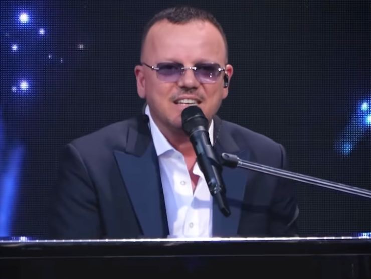 gigi d'alessio mentre canta per mediaset 