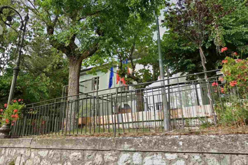 una struttura in mezzo agli alberi