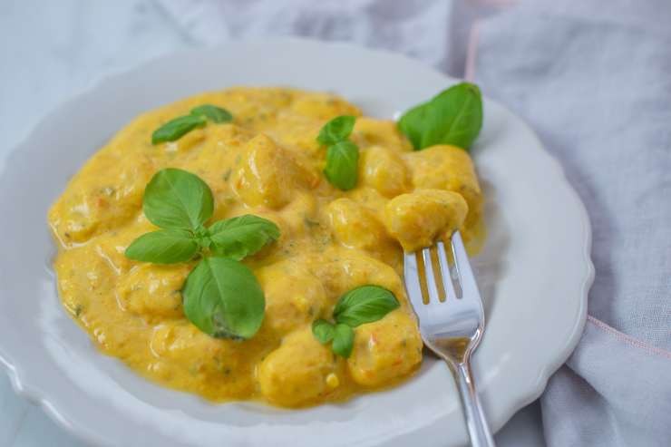 piatto di gnocchi con la crema di zafferano