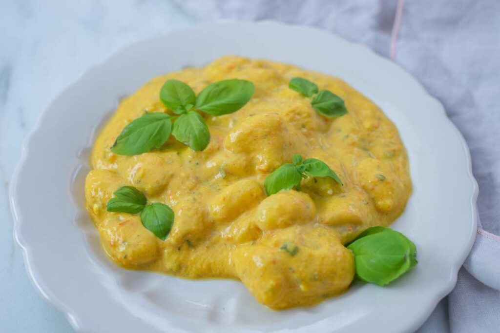 gnocchi con lo zafferano nel piatto