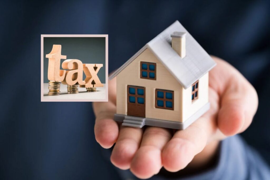 uomo con in mano una casetta in miniatura e nel riquadro la scritta tasse sopra delle pile di monete