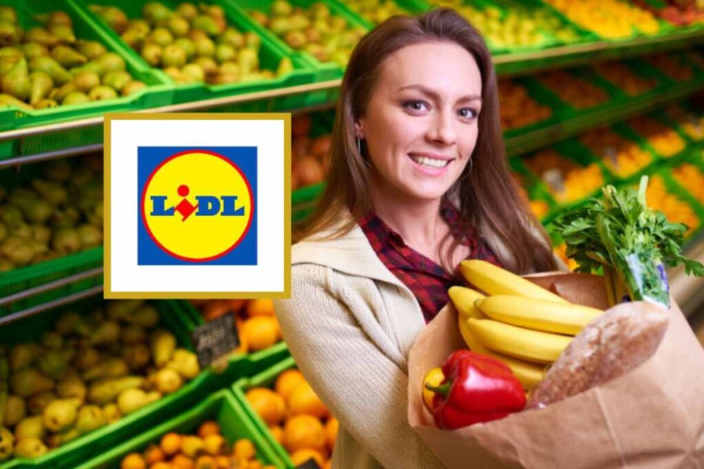 donna al supermercato con in mano una busta piena di frutta e accanto il logo lidl