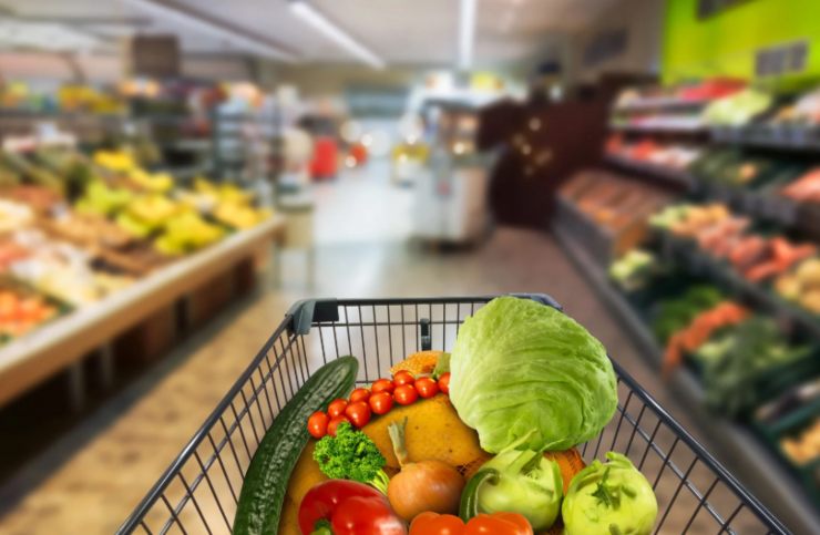 supermercato e carrello pieno di verdure