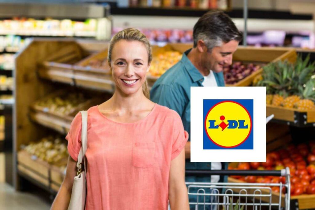 donna sorridente al supermercato e dietro di lei un uomo