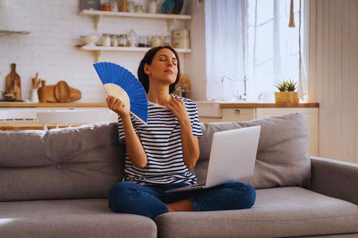 Donna che utilizza il ventaglio