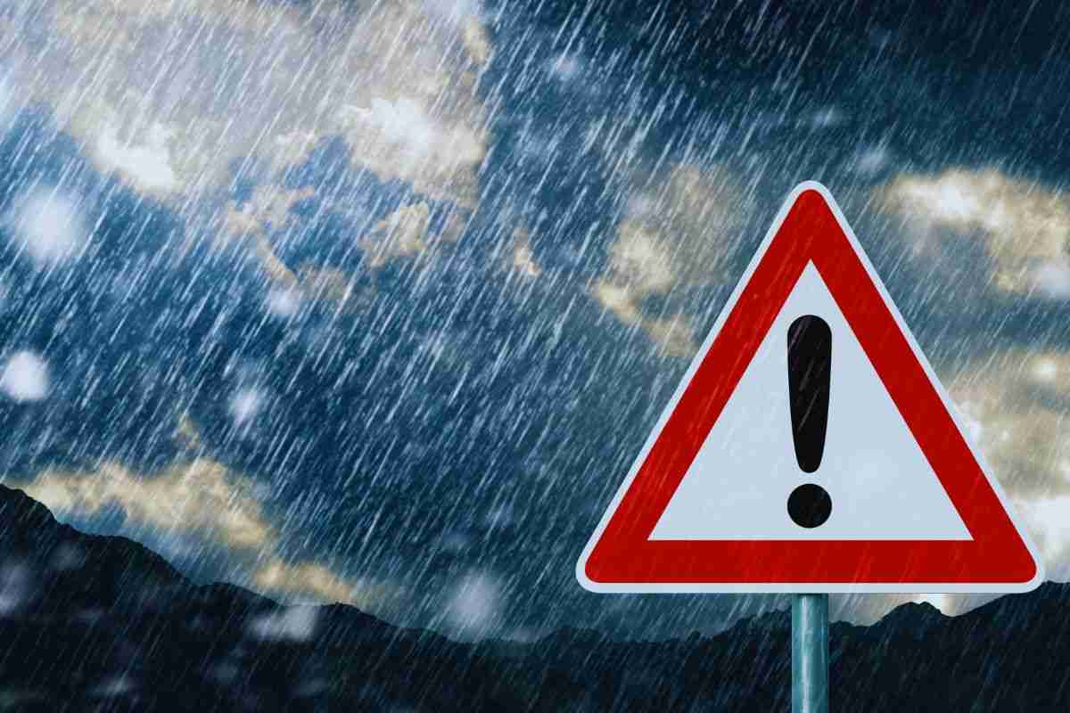 Segnale pericolo e pioggia