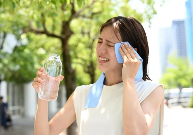 donna che sente caldo si asciuga sudore