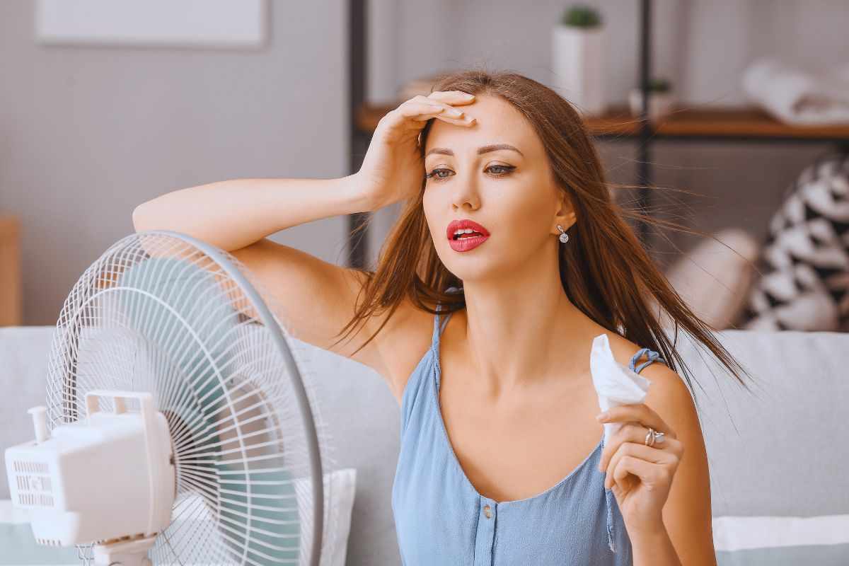 Donna cerca refrigerio davanti al ventilatore