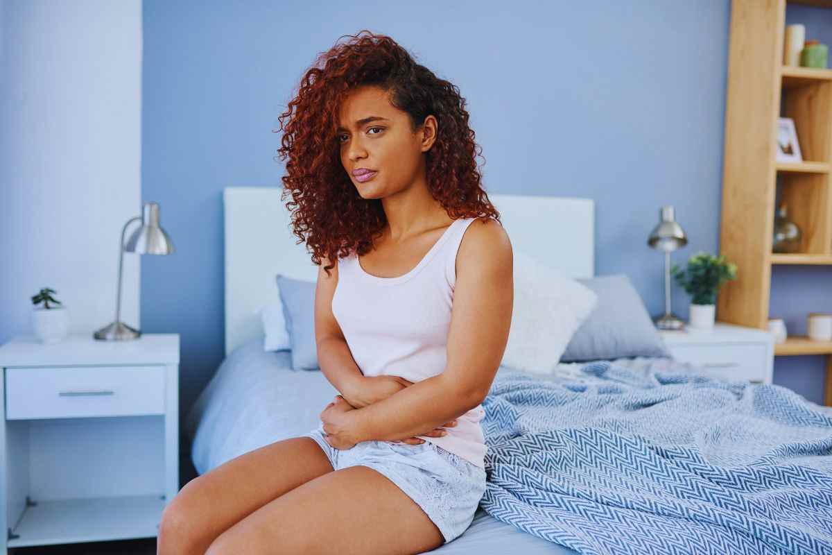 Donna che soffre il caldo a letto