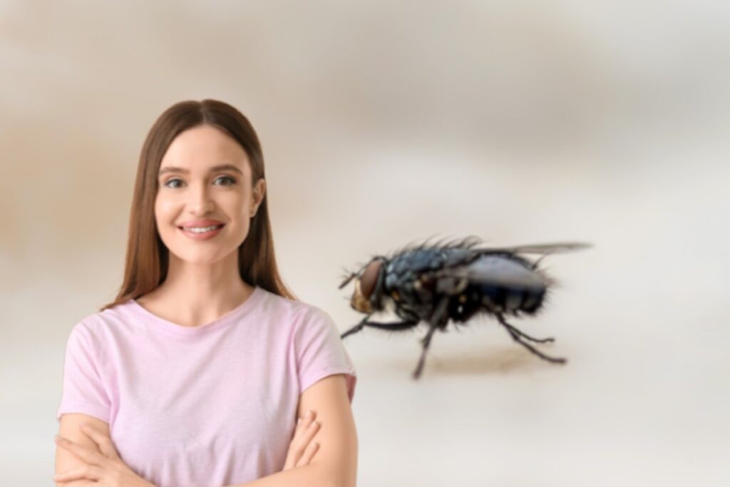 donna sorridente e mosca sullo sfondo