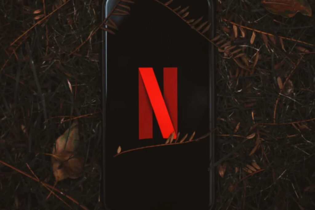 smartphone con logo netflix