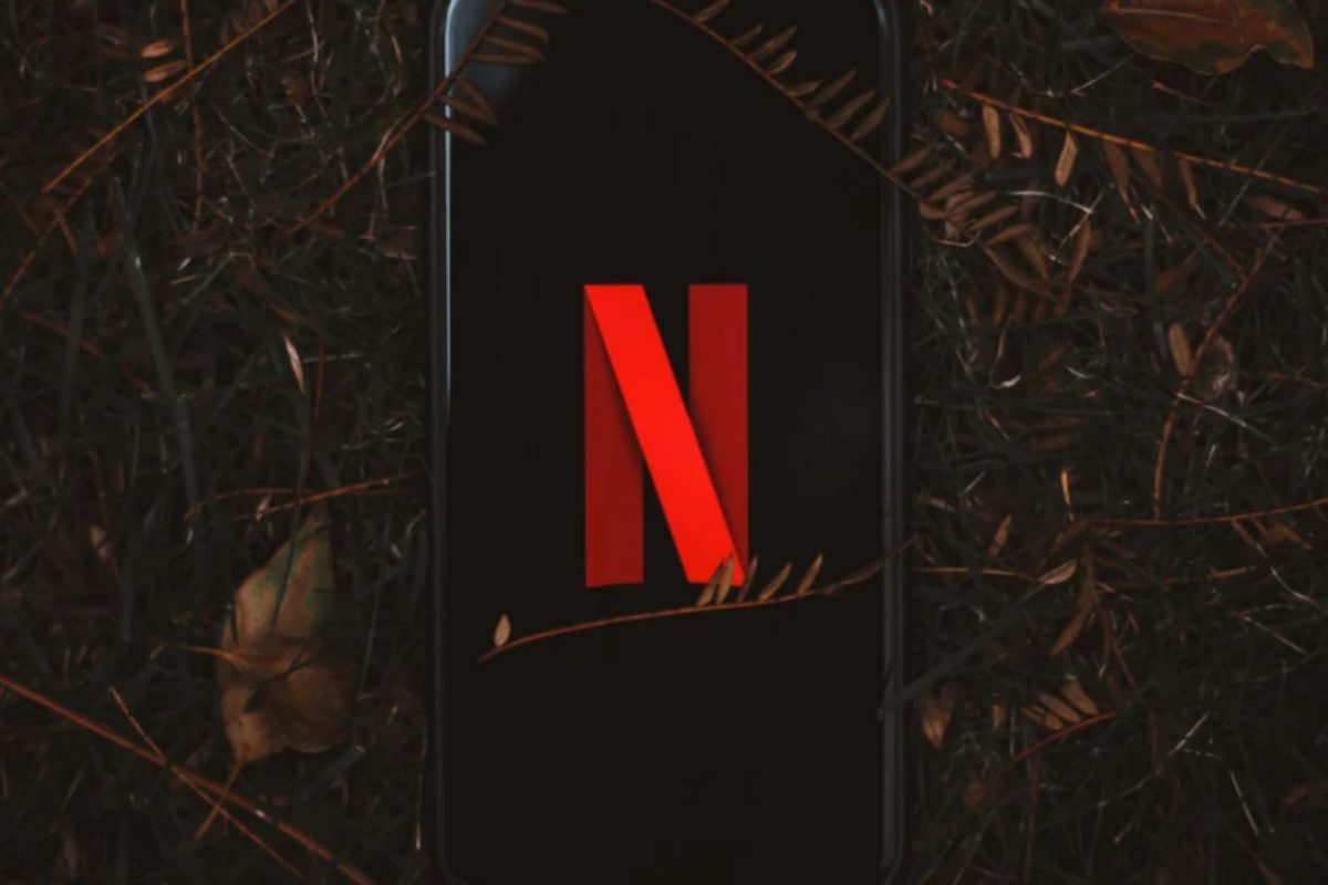 smartphone con logo netflix