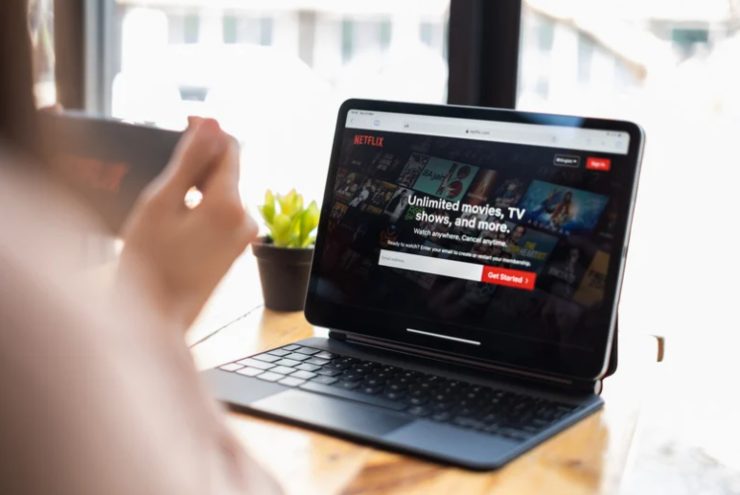 pc con schermata netflix