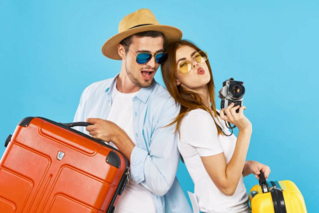 uomo e donna con le valigie in partenza per le vacanze