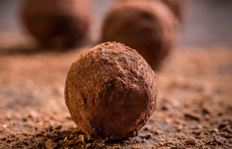 pallina di cioccolato ricoperta di cacao
