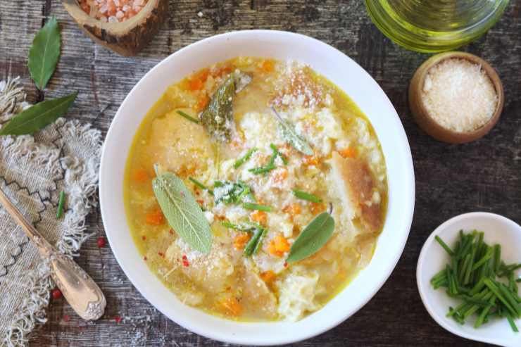 piatto di pancotto con aromi e formaggio