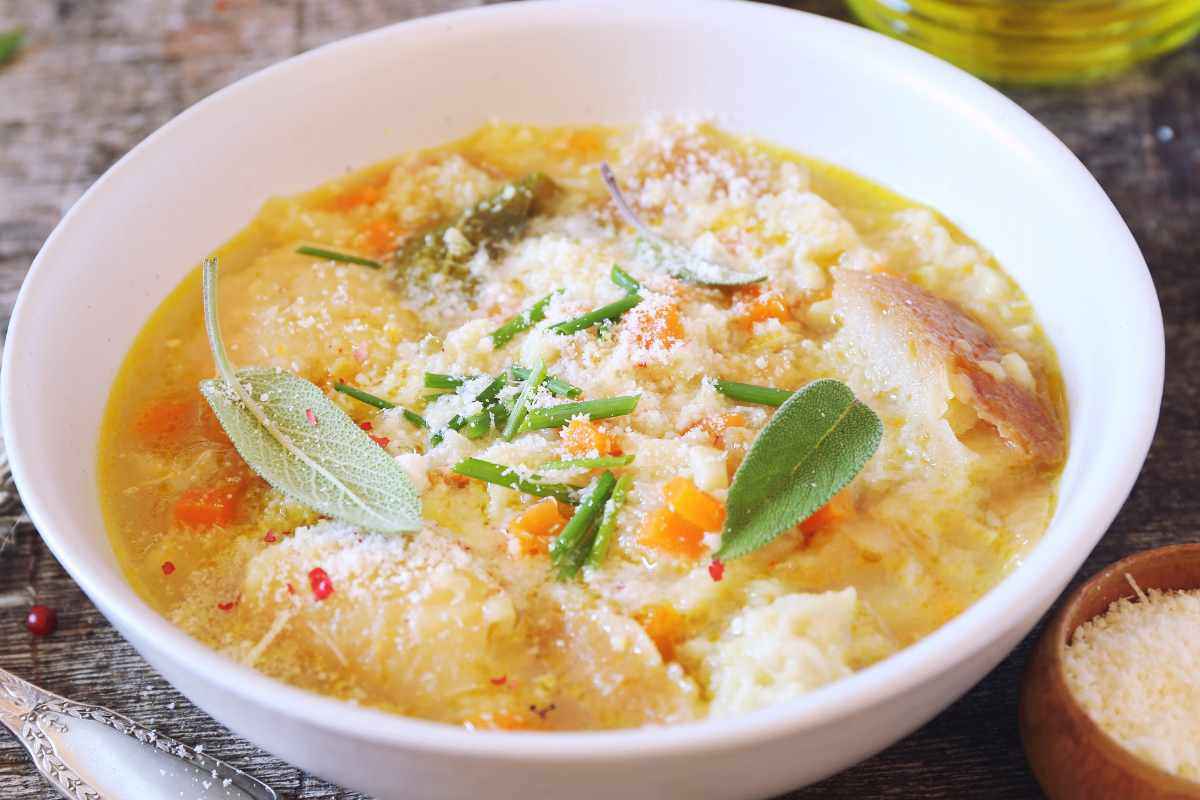 piatto di pancotto con aromi e formaggio