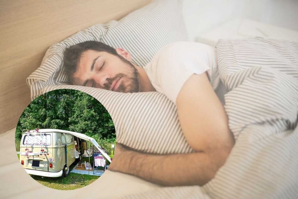 uomo dorme e nel cerchietto un caravan