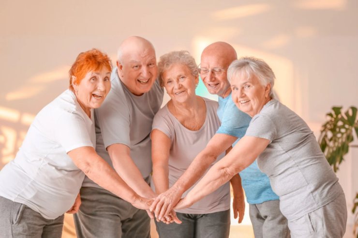 anziani che sorridono e uniscono le mani