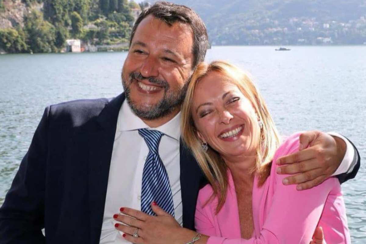 il premier giorgia meloni abbracciata al ministro dei Trasporti Matteo Salvini