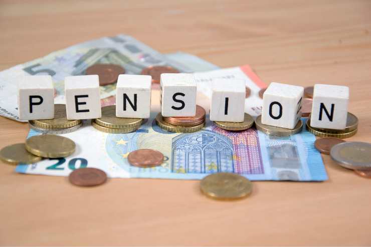 soldi sul tavolo e scritta pension