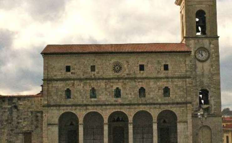 la facciata di una chiesa