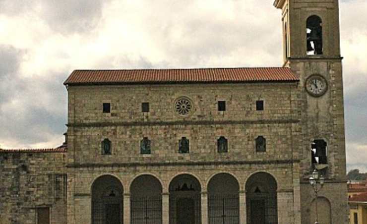 la veduta di un antico edificio