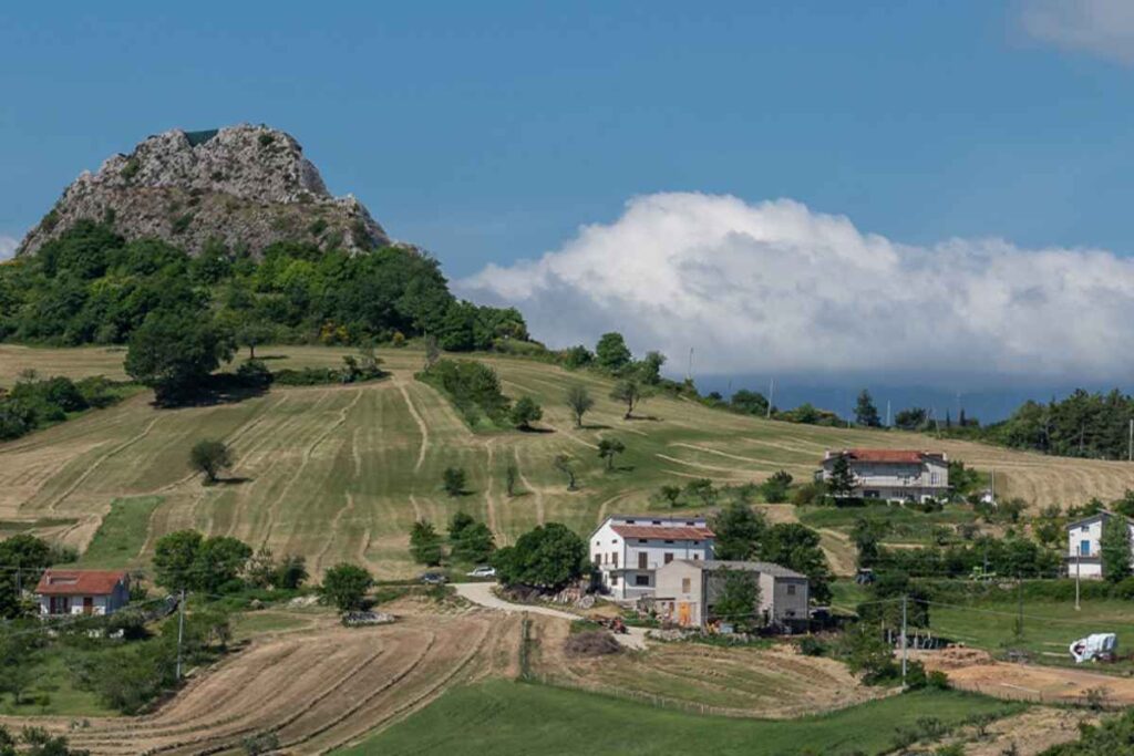 una vallata con casette