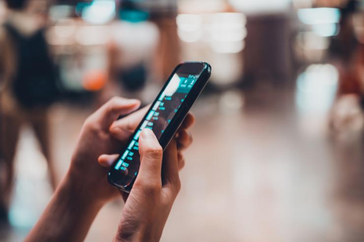 telefono acceso in mano