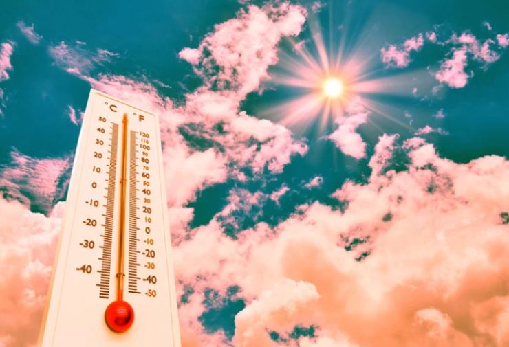 misuratore temperatura e sole alto in cielo