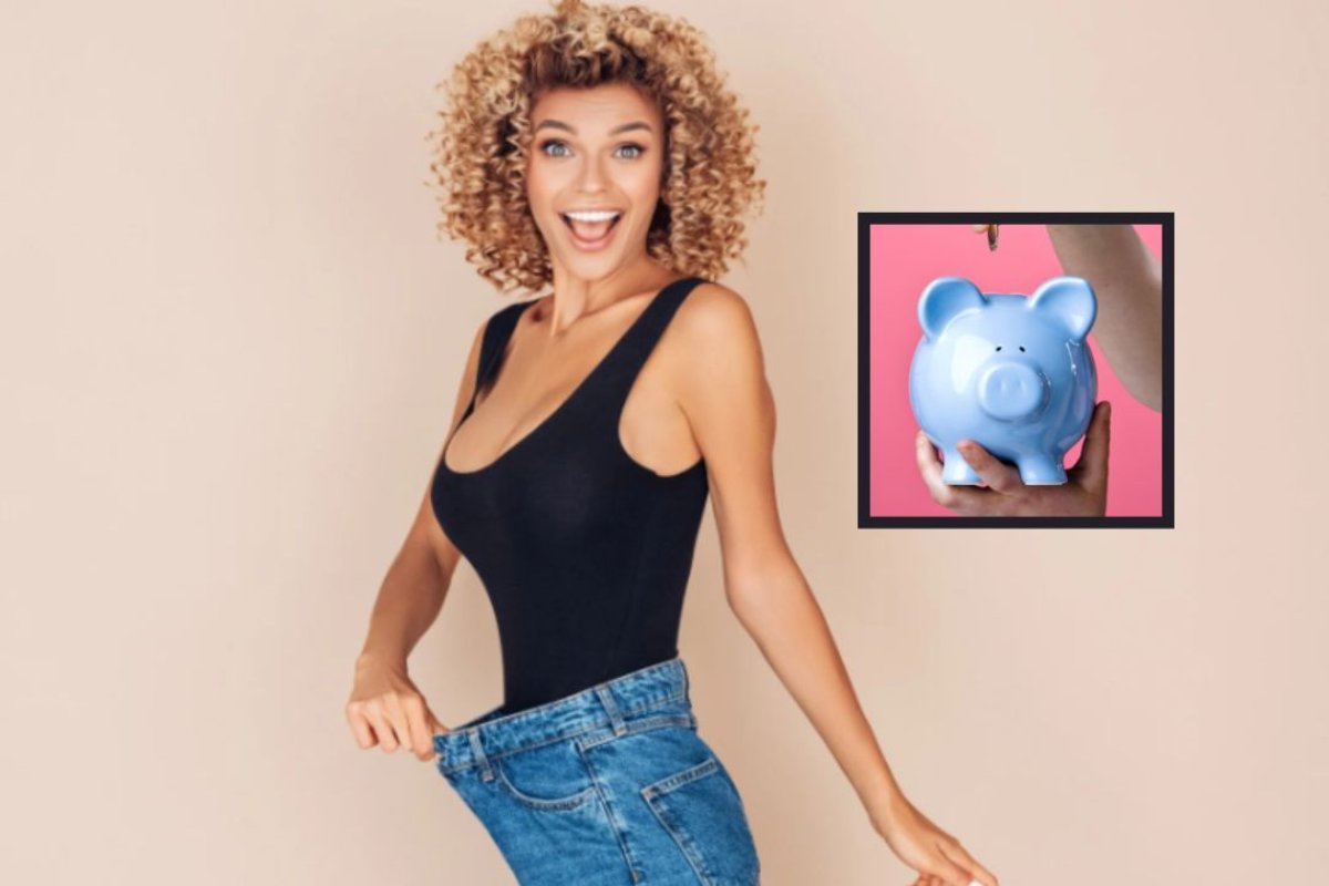 donna che sorride mentre si tira i pantaloni larghi e nel riquadro un salvadanaio